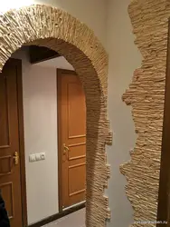Koridorda dekorativ daş ilə qapıları bitirmə fotoşəkili