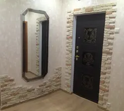 Koridor fotosuratida eshiklarni dekorativ tosh bilan tugatish