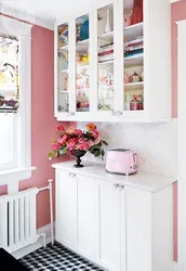 Интерьер кухни с розовыми стенами