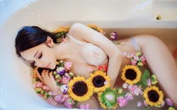 Photo In The Bathroom With Flowers