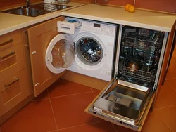 На кухне стиральная машина и посудомойка фото