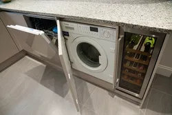 На кухне стиральная машина и посудомойка фото