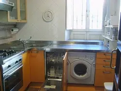 На кухні пральная машына і пасудамыйка фота