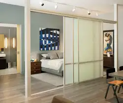 Гостиная и спальня в одной комнате с раздвижными перегородками фото