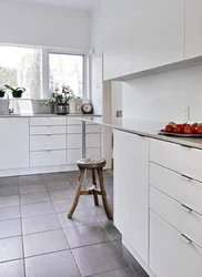 Серая плитка белая кухня фото
