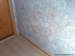 Photo of decorative plaster on the walls in the hallway using putty