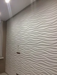Macun yordamida koridordagi devorlarga dekorativ gipsning fotosurati