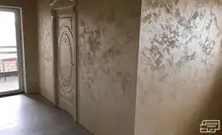 Macun istifadə edərək koridorda divarlarda dekorativ gipsin fotoşəkili