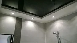 Қара аспалы төбенің фотосуреті бар ванна