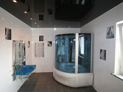 Қара аспалы төбенің фотосуреті бар ванна