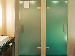 Фото дверей в ванную со стеклом