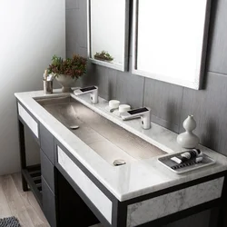 Banyoda lavabonun ostidagi stol usti bilan vannaning dizayni