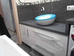 Design of a bathtub with a countertop under the sink in the bathroom