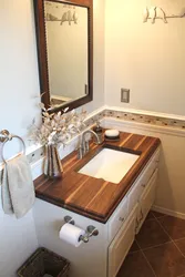 Banyoda lavabonun ostidagi stol usti bilan vannaning dizayni