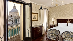 Venetian bedroom design