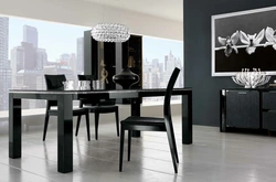 Интерьер кухни с черным столом и стульями фото