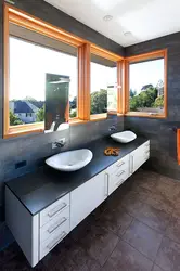 Дызайн ванны ракавіна каля акна