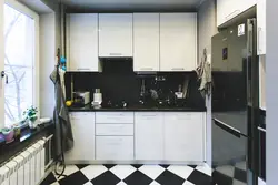 Фото кухни с черной столешницей и черным холодильником