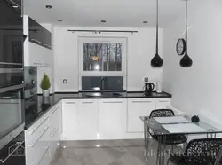 Акси ошхона бо countertop сиёҳ ва яхдон сиёҳ