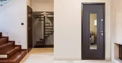 Входная дверь с зеркалом в интерьере прихожей