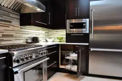 Угловая кухня с холодильником газовой плитой фото