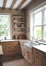 Дизайн окна на кухне в деревянном доме