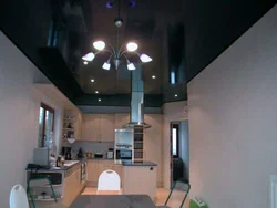 Дизайн кухни с черным потолком
