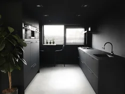 Дызайн кухні з чорнай столлю