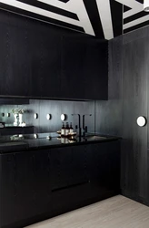 Дизайн кухни с черным потолком