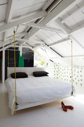 Интерьер спальни с подвесной кроватью