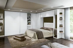 Дизайн спальни с большим шкафом и кроватью