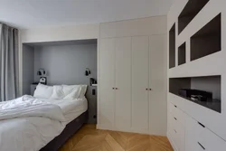 Дизайн спальни с большим шкафом и кроватью