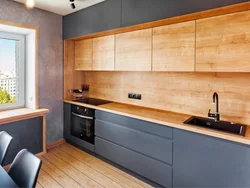 Серая кухня с деревянными фасадами интерьер
