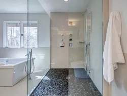 Döşəmədən tavana qədər duşlu vanna otağının fotoşəkili