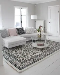 Интерьер гостиной с белым ковром