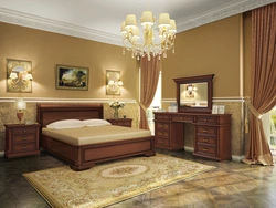 Дызайн спальні з цёмнай класічнай мэбляй фота