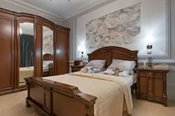 Дизайн спальни с темной классической мебелью фото