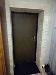 Entrance door to the apartment finishing photo