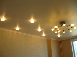 Натяжной потолок с точечными светильниками в зале фото в квартире