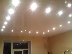 Натяжной потолок с точечными светильниками в зале фото в квартире