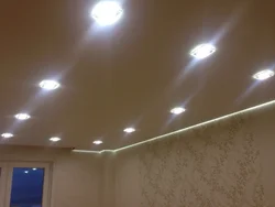 Натяжной Потолок С Точечными Светильниками В Зале Фото В Квартире