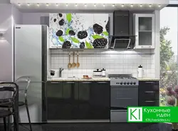 Цёмны кухонны гарнітур у маленькай кухні фота