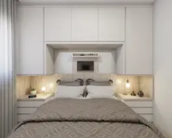 Дизайн спальни кровать и небольшой шкаф