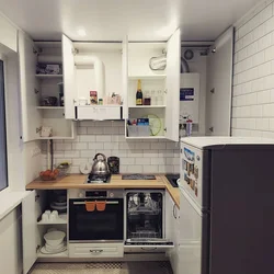 Маленькая кухня дызайн з халадзільнікам і посудамыйнай машынай хрушчоўка