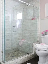 Mənzil banyosunda duşun fotoşəkili