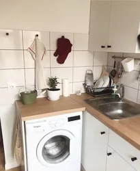 Дизайн маленькой кухни с машинкой стиральной и холодильником