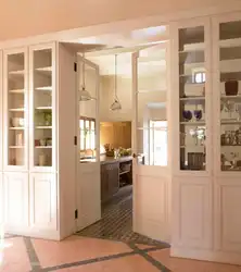 Интерьер кухни с дверью в комнату