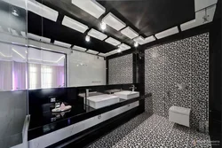 Интерьер ванны с черным потолком