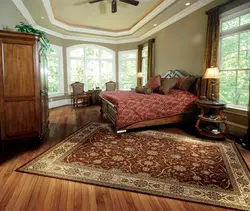 Интерьер спальни с ковром на полу