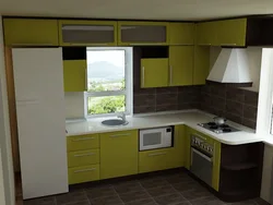 Кухонные гарнитуры на маленькие кухни окнами фото